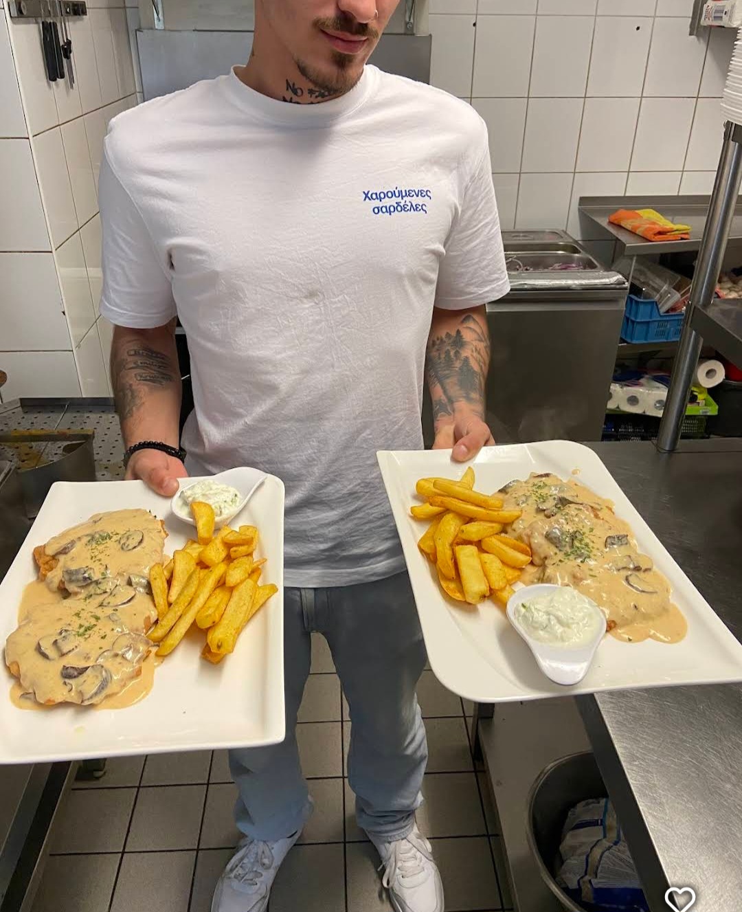 Schnitzel mit Champignonrahmsoße & Pommes