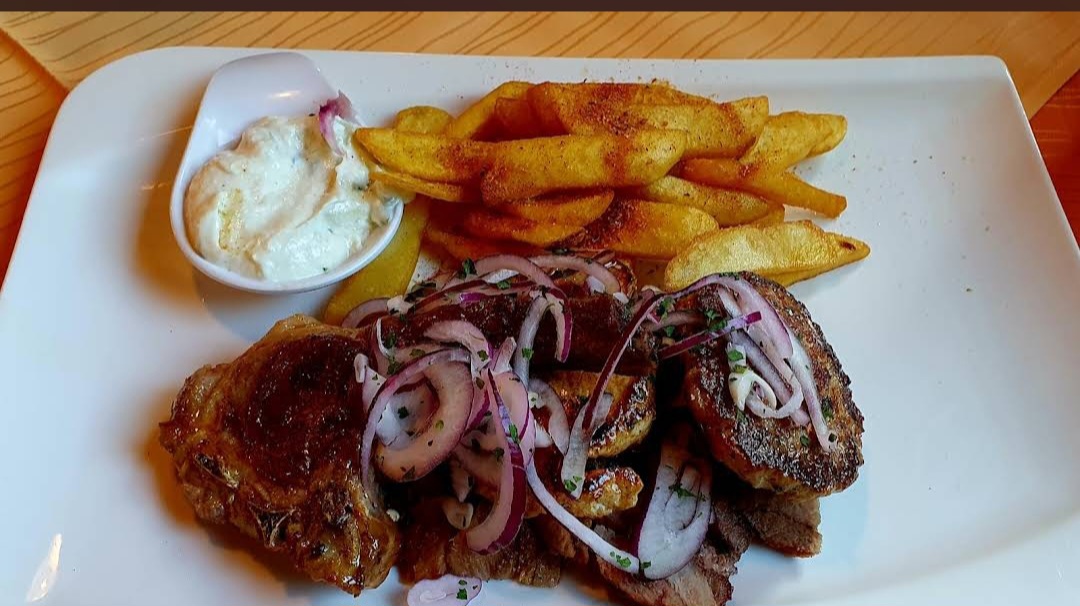 Gegrilltes Fleisch mit Pommes & Tzatziki
