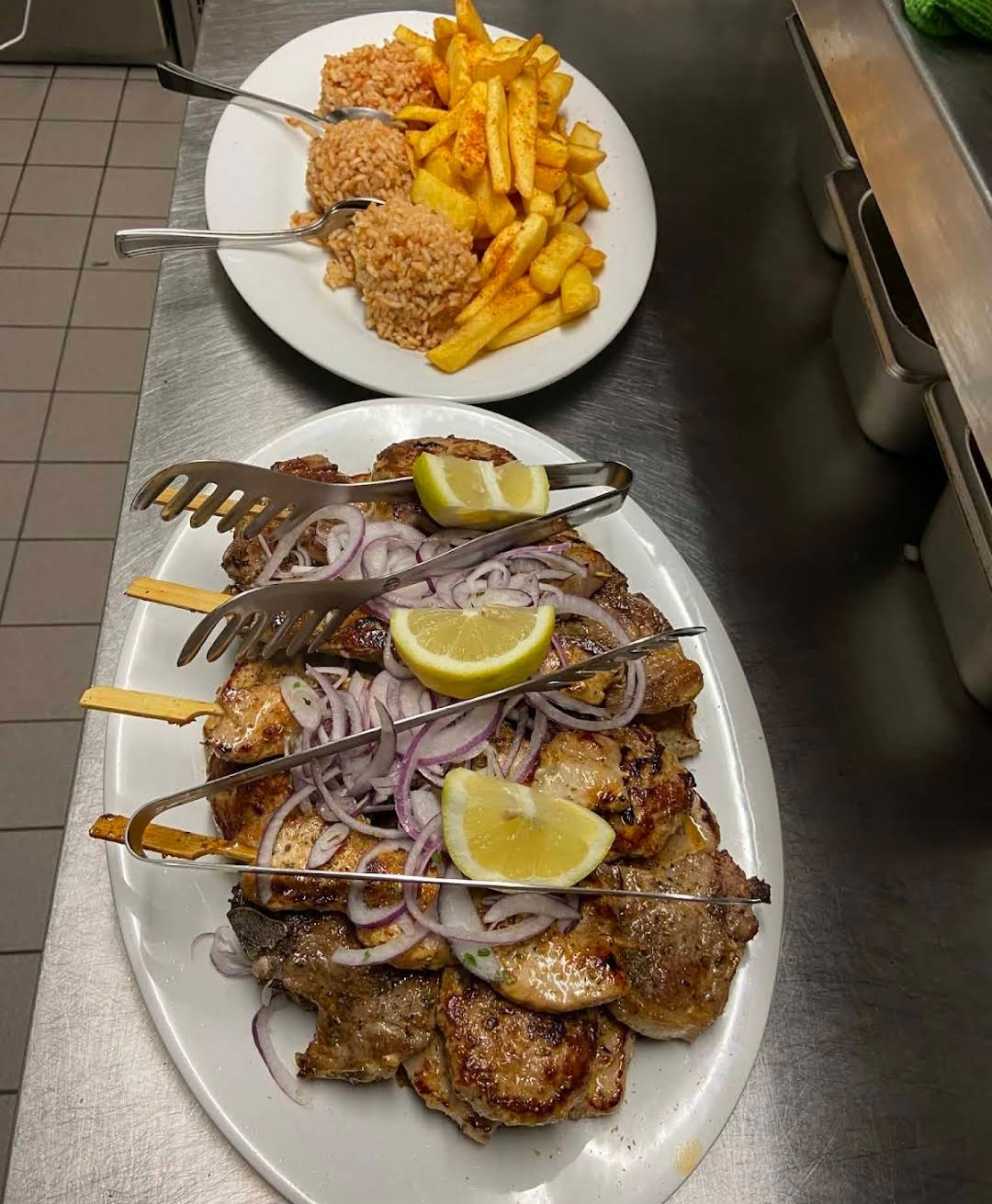 Gemischter Grillteller mit Reis & Pommes