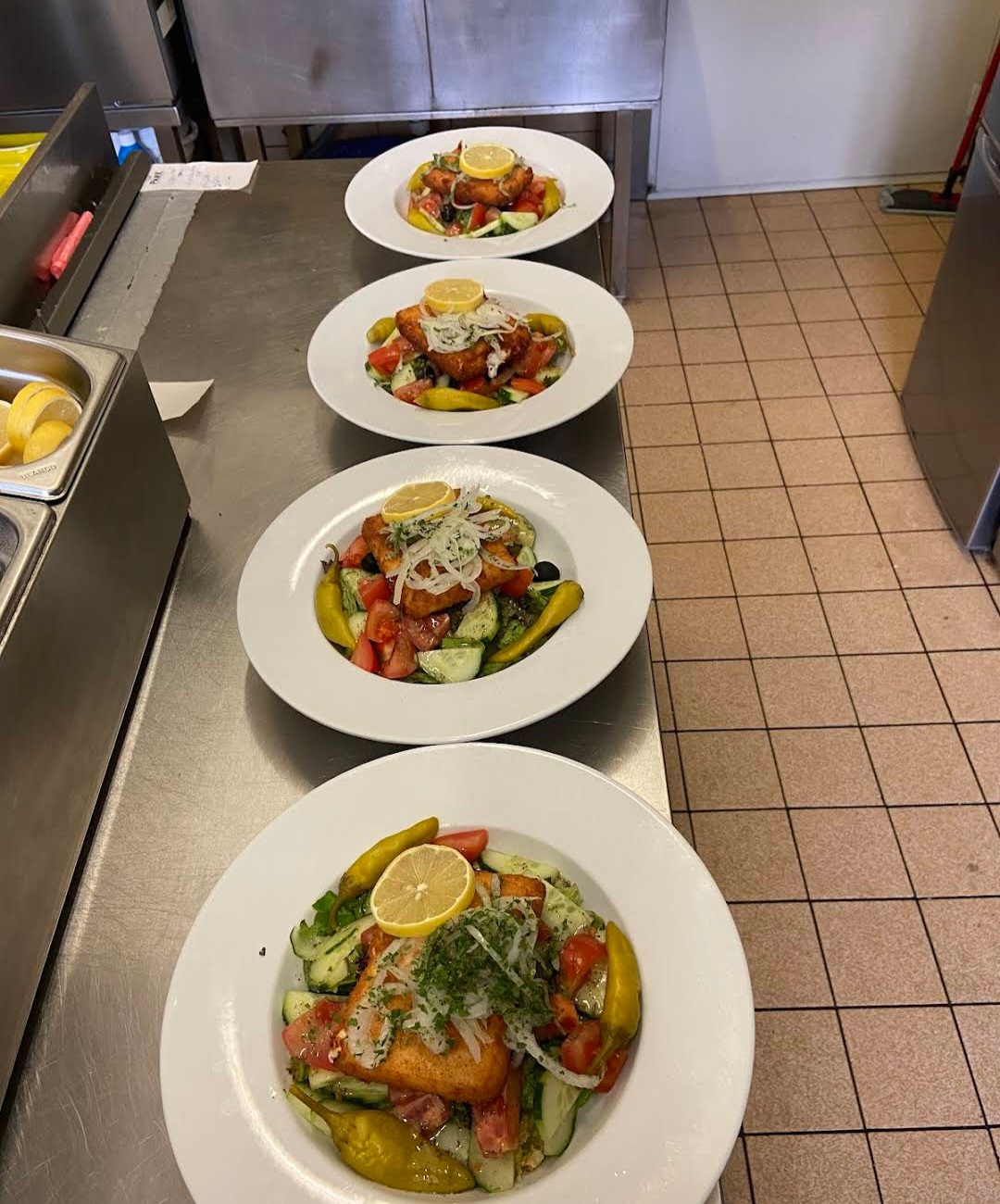 Gebackener Feta-Salat mit frischem Gemüse