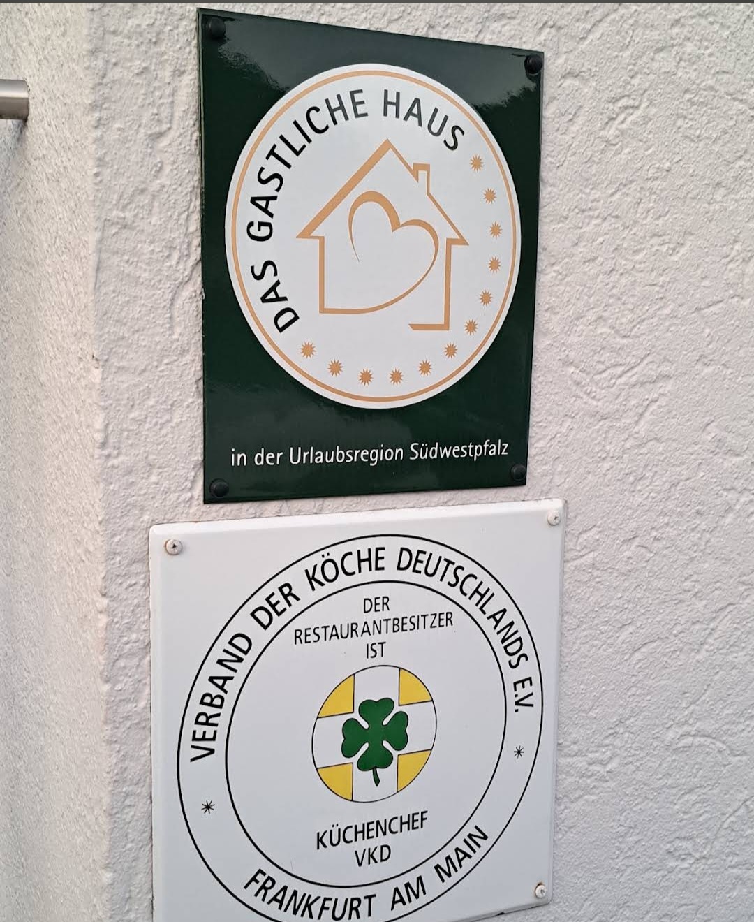 Auszeichnungen an der Fassade